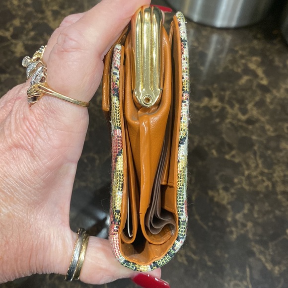 Tapestry Faux Leather trifold wallet with checkbook and kisslock Vintage EUC - Picture 13 of 14